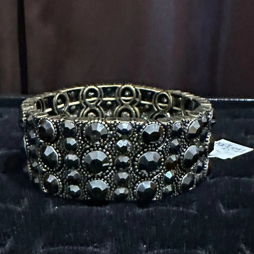 Antique Matt Gold Tone With Cut Crystals Lia Sophia “Twilight” Stretch Bracelet - Picture 10 of 12